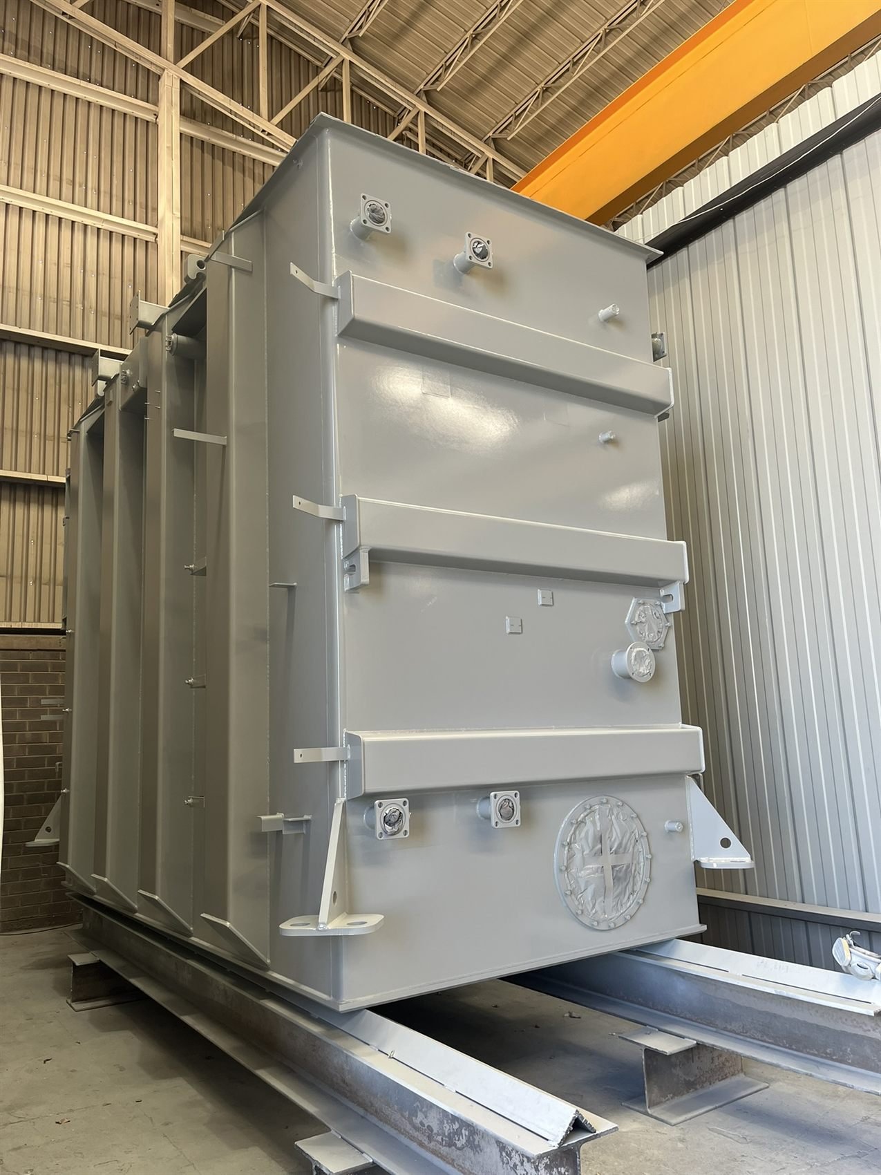 Coated power transformer tank in the Grupo Empresa plant